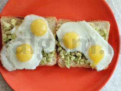 Naudingos sumuštiniai su avokadu ir putpelių kiaušiniu Žingsnis 6