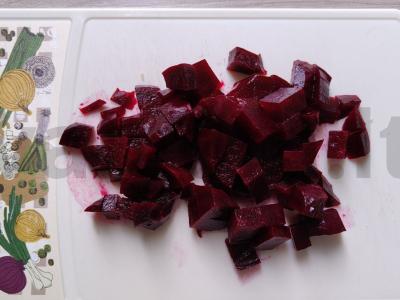 Raudonųjų pupelių ir burokėlių salotos su rūkyta sūriu Žingsnis 4