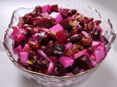 Raudonųjų pupelių ir burokėlių salotos su rūkyta sūriu pagrindine nuotrauka