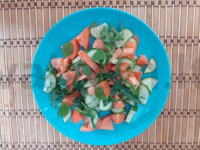 Daržovių salotas su mėta ir rukola pagrindine nuotrauka