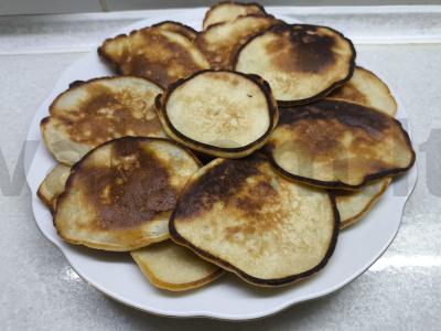 Kefyro blynai su obuoliu ir cinamonu pagrindine nuotrauka