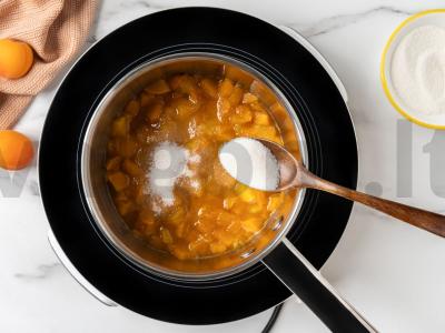 Abrikosų ir persikų uogienė Žingsnis 3