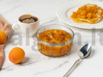 Abrikosų ir persikų uogienė pagrindine nuotrauka