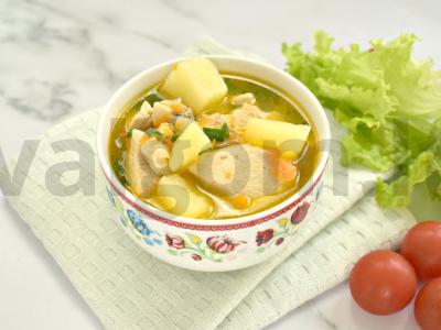 Troškinta vištiena su bulvėmis ir daržovėmis pagrindine nuotrauka