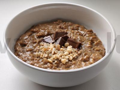 Kavos avižinė košė su šokoladu ir žemės riešutais pagrindine nuotrauka