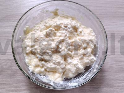 Varškės pyragėliai su sūriu, svogūnais ir kiaušiniu Žingsnis 1