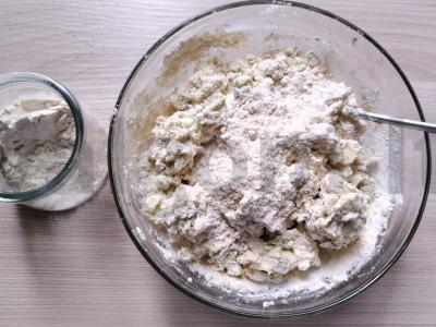 Varškės pyragėliai su sūriu, svogūnais ir kiaušiniu Žingsnis 4