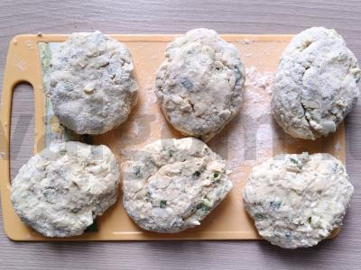 Varškės pyragėliai su sūriu, svogūnais ir kiaušiniu Žingsnis 5