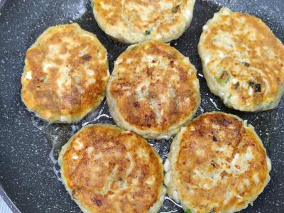 Varškės pyragėliai su sūriu, svogūnais ir kiaušiniu Žingsnis 6