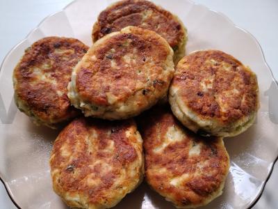 Varškės pyragėliai su sūriu, svogūnais ir kiaušiniu pagrindine nuotrauka