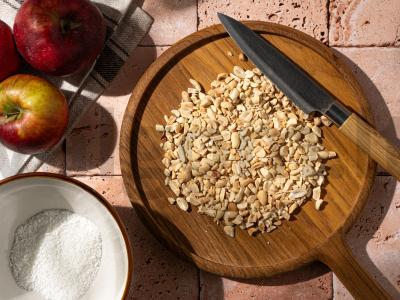 Obuoliai karamelėje su riešutais Žingsnis 1