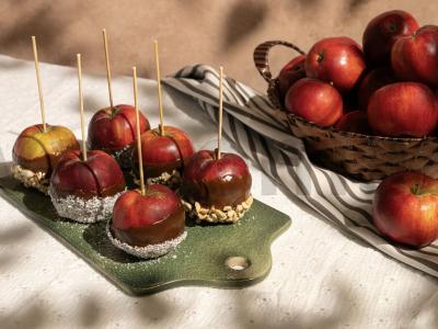 Obuoliai karamelėje su riešutais pagrindine nuotrauka