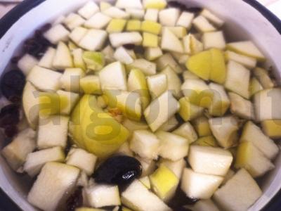 Obuolių kompotas su erškėtuogėmis ir razinomis Žingsnis 3