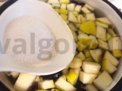 Obuolių kompotas su erškėtuogėmis ir razinomis Žingsnis 4