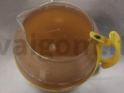 Obuolių kompotas su erškėtuogėmis ir razinomis pagrindine nuotrauka