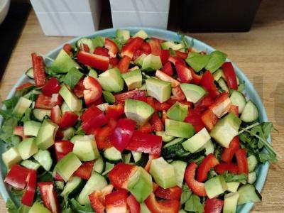 Salotos su avokadu, paprikomis ir halumi Žingsnis 4