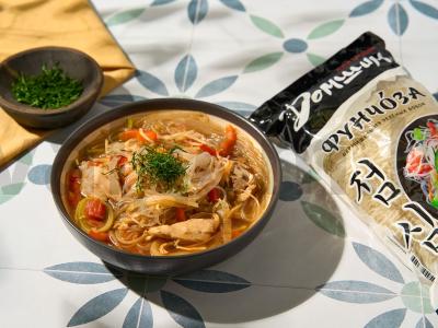 Kinietiška sriuba su funčozomis ir daržovėmis pagrindine nuotrauka