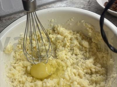 Varškės keksiukas su razinomis Žingsnis 3