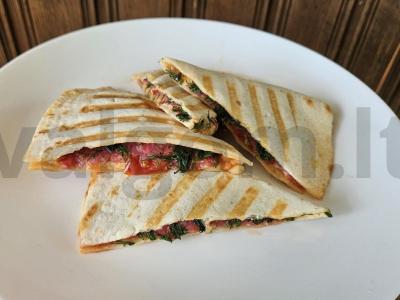 Pomidorų kesadilija pagrindine nuotrauka