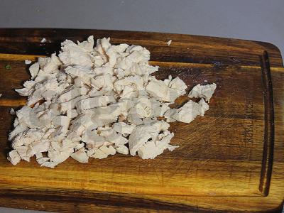 Salotas su vištiena, žirniais ir marinuotais grybais Žingsnis 1