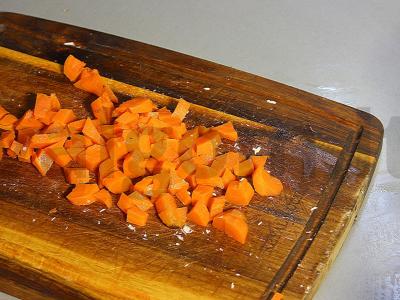 Salotas su vištiena, žirniais ir marinuotais grybais Žingsnis 2