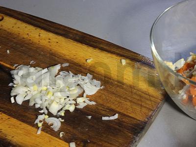 Salotas su vištiena, žirniais ir marinuotais grybais Žingsnis 4