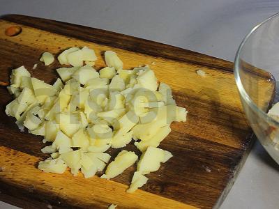 Salotas su vištiena, žirniais ir marinuotais grybais Žingsnis 5