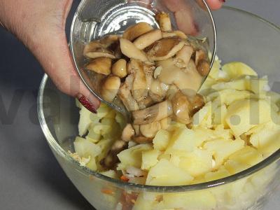 Salotas su vištiena, žirniais ir marinuotais grybais Žingsnis 6