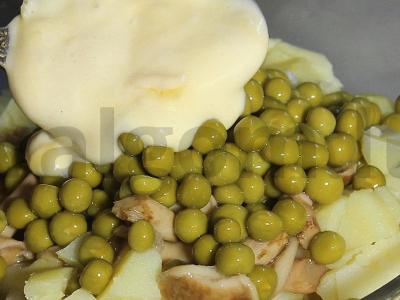 Salotas su vištiena, žirniais ir marinuotais grybais Žingsnis 8