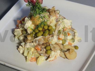 Salotas su vištiena, žirniais ir marinuotais grybais Žingsnis 9