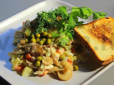 Salotas su vištiena, žirniais ir marinuotais grybais pagrindine nuotrauka