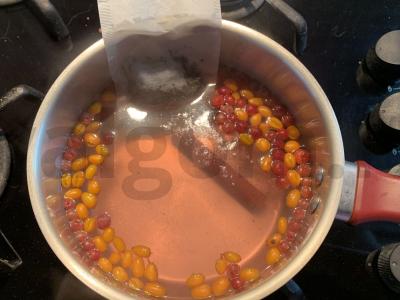 Gėrimas su šaltalankiais, cinamonu, spanguolėmis ir medumi Žingsnis 3