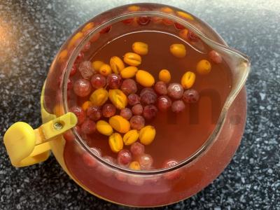 Gėrimas su šaltalankiais, cinamonu, spanguolėmis ir medumi Žingsnis 4