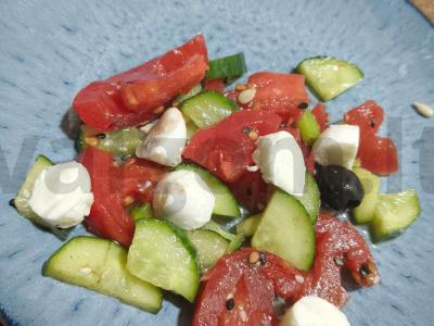 Vitaminų salotas su mocarela pagrindine nuotrauka