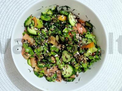 Sultingas daržovių salotas su sėklų mišiniu pagrindine nuotrauka