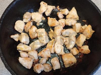 Salotos su daržovėmis, vištiena ir grietinės padažu Žingsnis 6