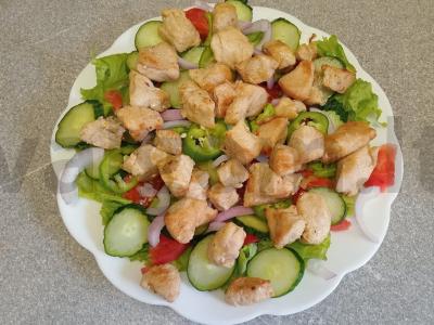 Salotos su daržovėmis, vištiena ir grietinės padažu Žingsnis 7