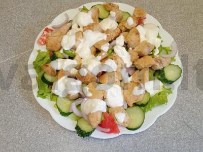 Salotos su daržovėmis, vištiena ir grietinės padažu Žingsnis 9