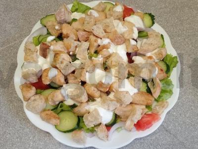 Salotos su daržovėmis, vištiena ir grietinės padažu pagrindine nuotrauka