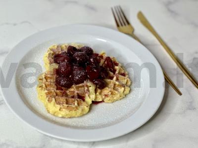 Varškės vafliai su vyšnių konfitu pagrindine nuotrauka