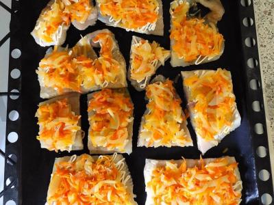 Žuvis su morkomis ir svogūnais orkaitėje Žingsnis 5