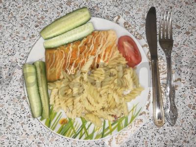 Žuvis su morkomis ir svogūnais orkaitėje pagrindine nuotrauka