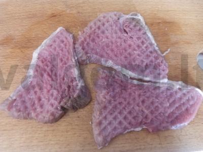 Keptos kiaulienos kotletai su džiūvėsėliais Žingsnis 1