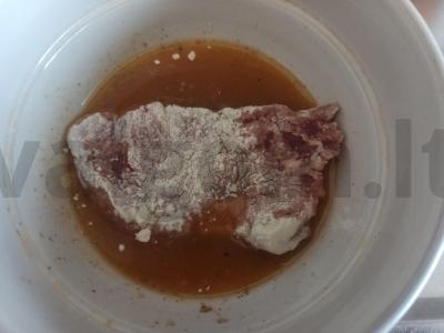 Keptos kiaulienos kotletai su džiūvėsėliais Žingsnis 4