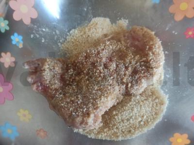 Keptos kiaulienos kotletai su džiūvėsėliais Žingsnis 5