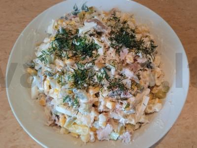 Karštai rūkyto menkės ir bulvių salotos pagrindine nuotrauka