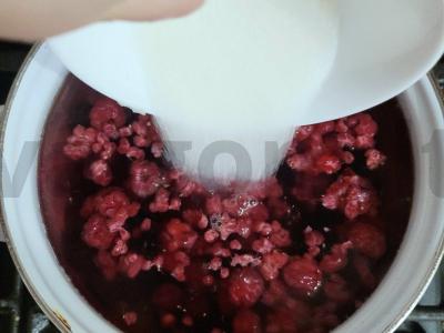 Kvapnus kompotas su gervuogėmis, avietėmis ir mėtomis Žingsnis 3