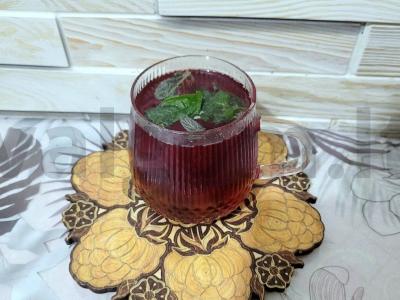 Kvapnus kompotas su gervuogėmis, avietėmis ir mėtomis pagrindine nuotrauka