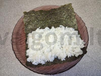 Rulonai su silpniai sūdyta lašiša ir čili padažu Žingsnis 2