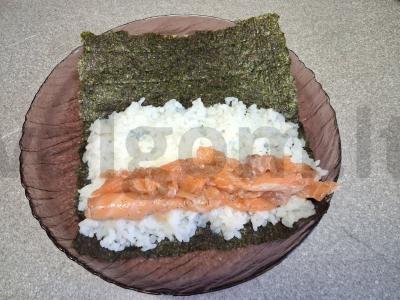 Rulonai su silpniai sūdyta lašiša ir čili padažu Žingsnis 3